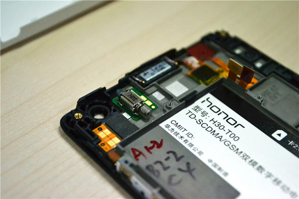 Huawei-Honor-3C-Disassembled-And-Tear-Down-image-17