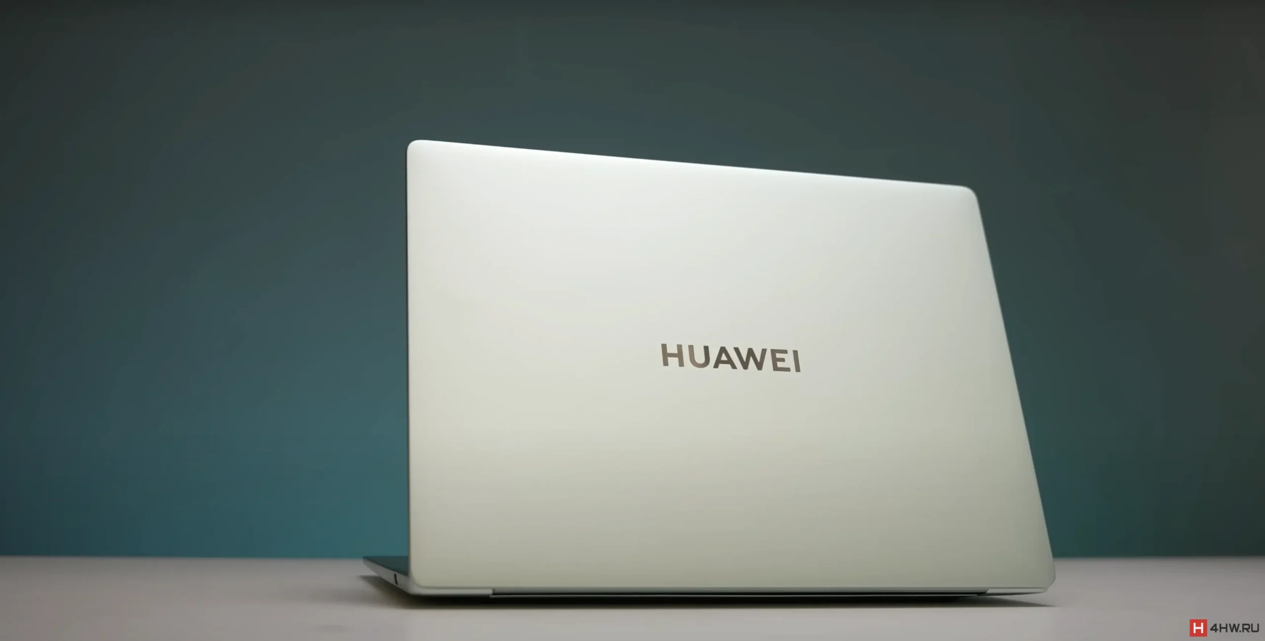 Вид на корпус Huawei MateBook 14 с логотипом на открытом воздухе