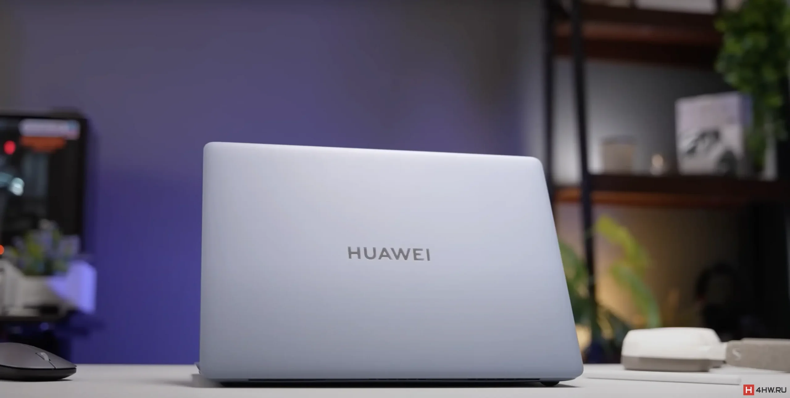 Зарядка Huawei MateBook 14 через USB-C и работа за ноутбуком в домашней обстановке