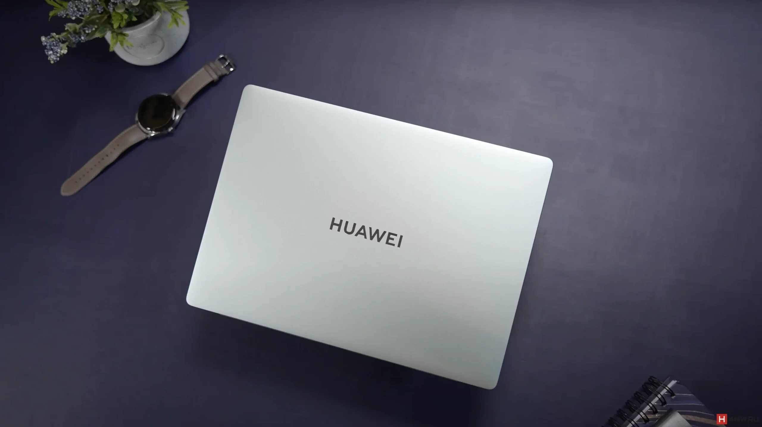 Вид Huawei MateBook 14 сверху с закрытой крышкой и фирменным логотипом Huawei