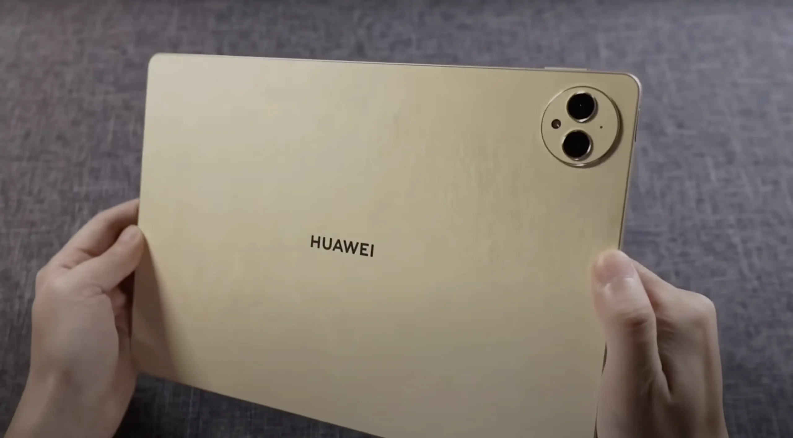 Задняя панель планшета Huawei MatePad Pro 12.2, держимая руками